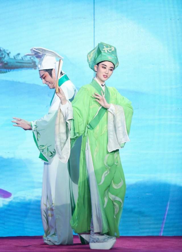 林允乔欣同扮祝英台,一个男装一个女装,却有一种莫名的cp感!