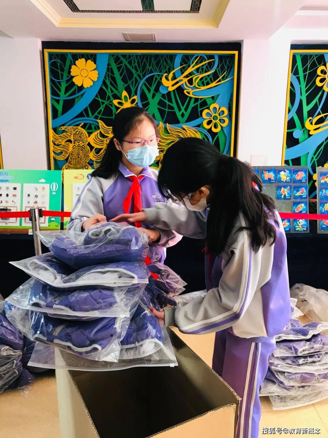 奉献爱心,传递真情,赤城县东卯中心学校的校园里孩子们洋溢着笑脸和