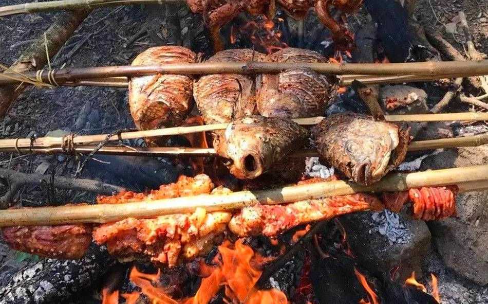 新聊斋男子夜住山洞烤鱼引来美女子请她吃鱼被一针放倒