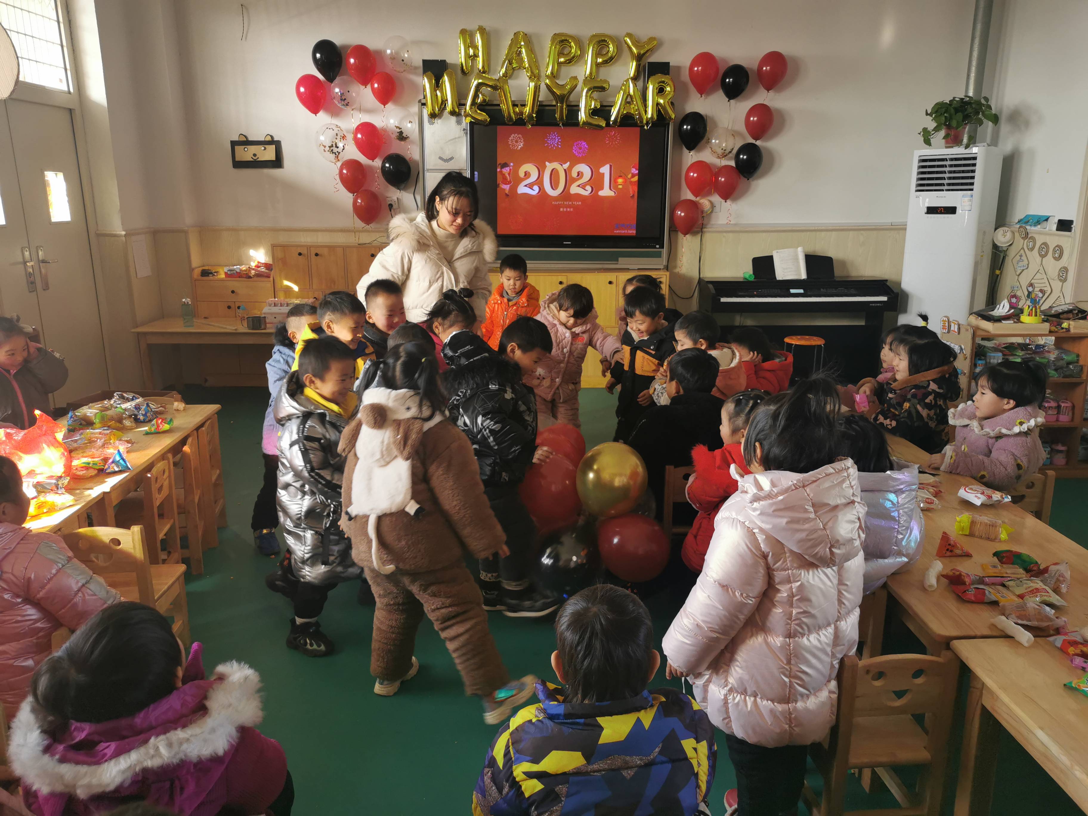 阜南新村镇中心幼儿园的小朋友们载歌载舞庆元旦,迎新年_活动