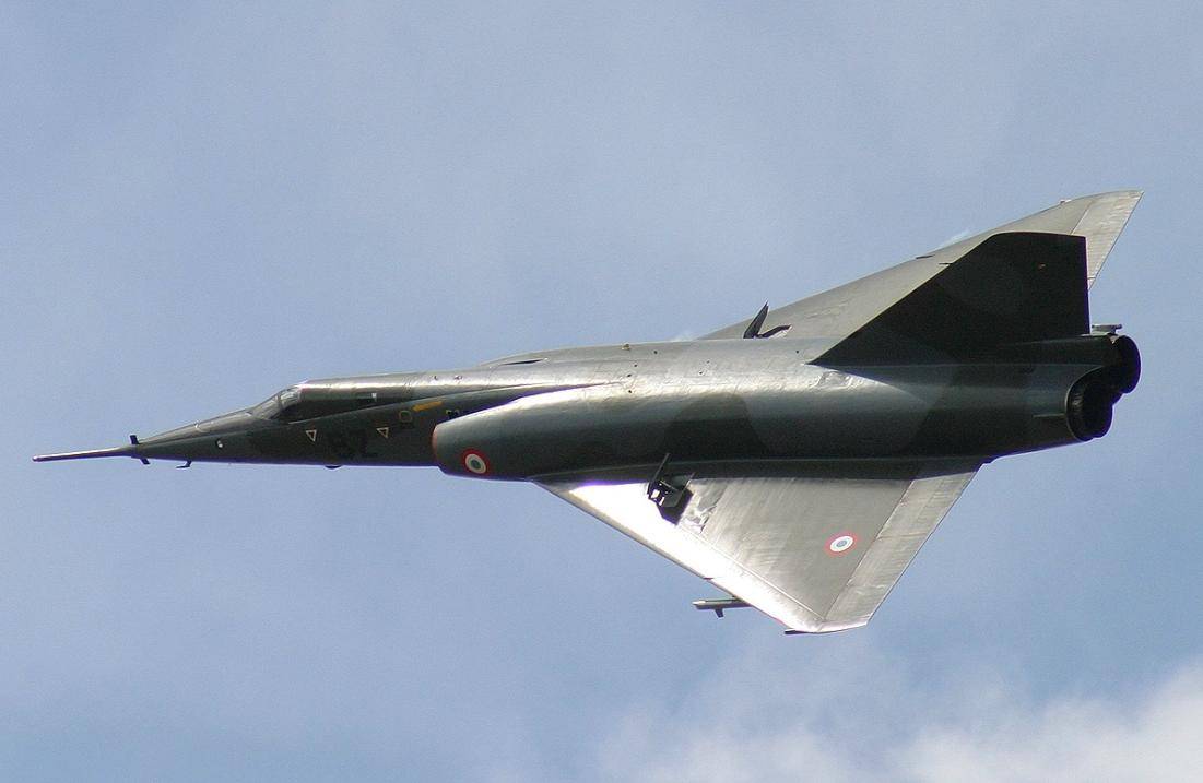 幻影4轰炸机,自带刺客攻击属性,具备极强低空突防本领!_手机搜狐网