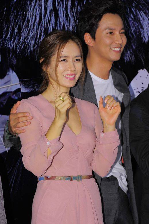 2013年孙艺珍与男星金南佶因合作电视剧《鲨鱼》和电影《海盗》而传出