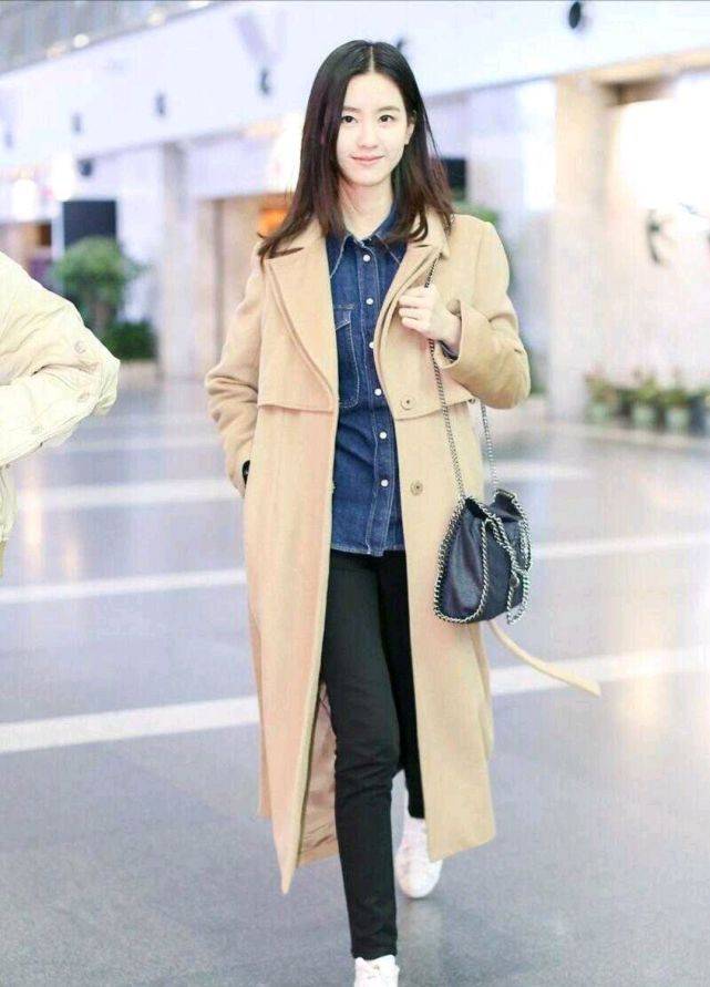 陈都灵在素颜状态下依然很甜美身穿卡其色大衣干净利落又柔美