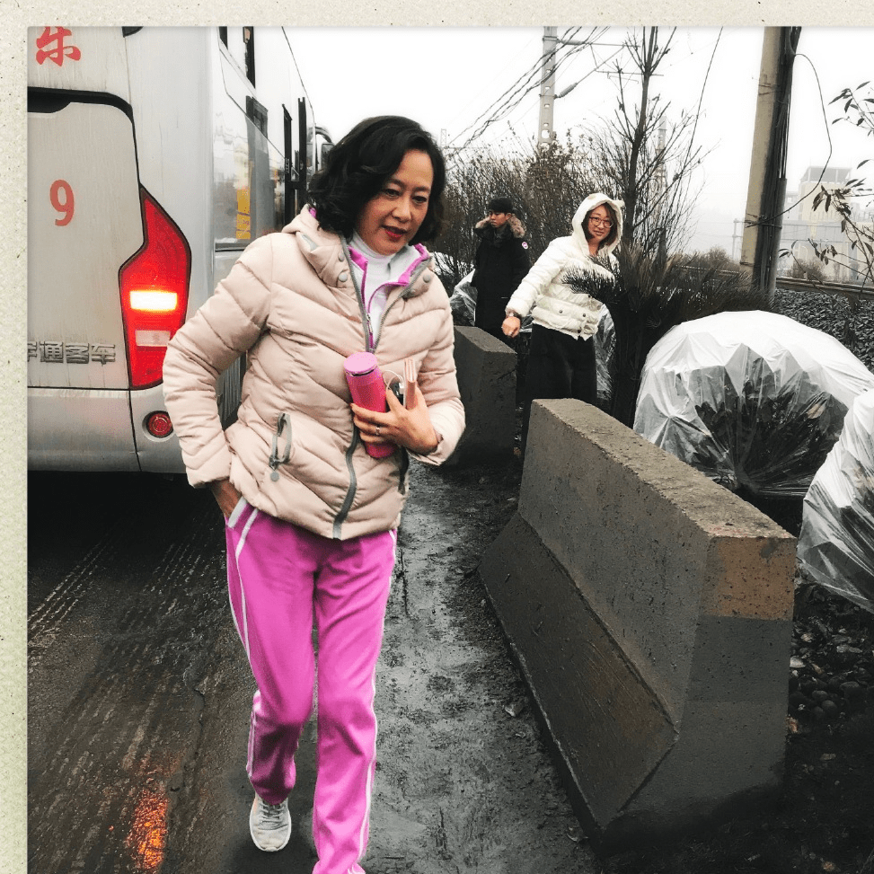 57岁吴玉芳端庄温润穿羽绒服搭运动裤时髦时穿照穿洋气保暖