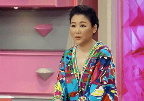 她是亿万富婆,干儿子就认了8个,狠扇当红女星,今53岁活得潇洒