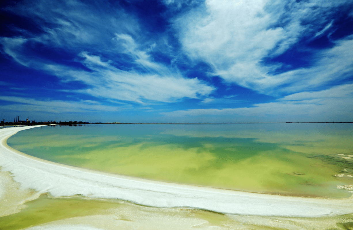 我国珍贵的最大盐湖，盐储备量有600亿吨，每年接待游客数万人次