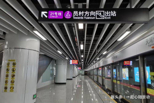 实拍亚洲最大地铁站，过路旅客纷纷竖起大拇指：坐地铁就像逛景区