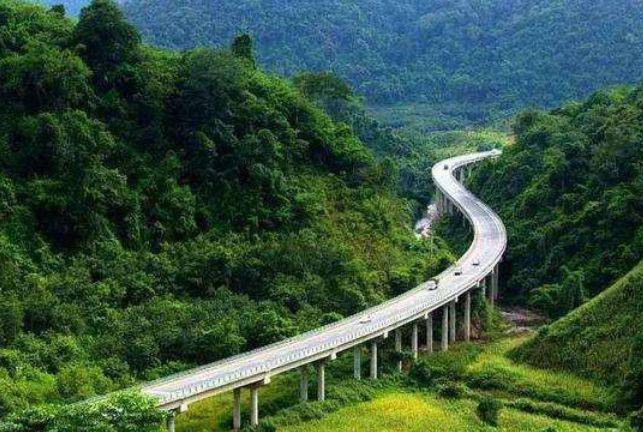 中国第一条国际高速公路，全长1880公里，途径3个国家