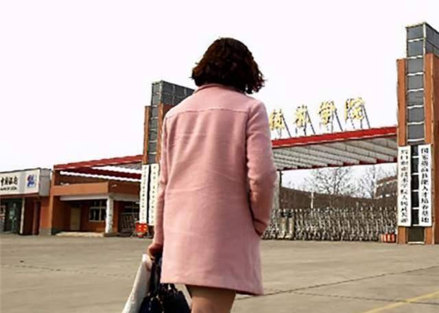 张莹莹的父亲原本以为钱可以解决万事,因为他就是靠这种手段让张莹莹