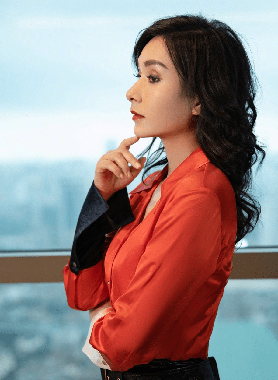 杨恭如穿红色蕾丝长裙亮相,颜值不减当年,但清瘦身材缺少美感!