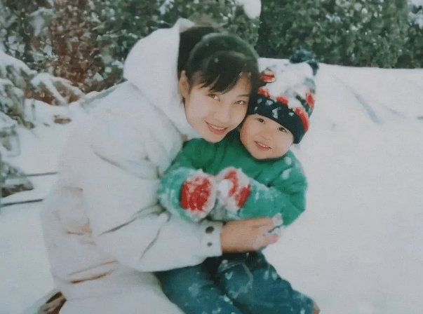 一开始还以为他的脸"动过",直到看见王一博的爸爸妈妈后,才知道他的