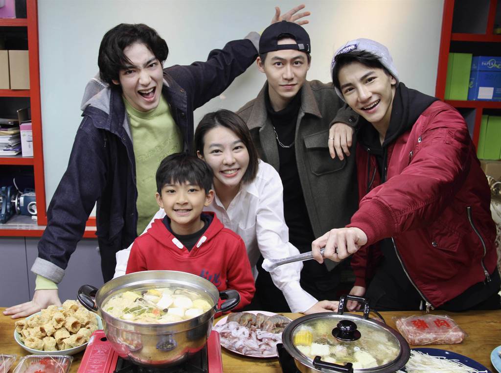 黄士杰(左起)要当兵了,叶小毅,蔡诗羽,郭宇宸,张又玮为他送行.