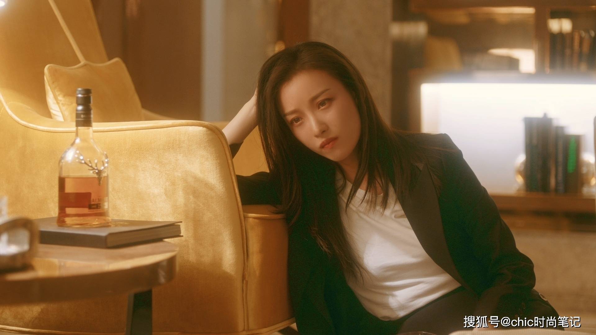 朱锁锁上班穿bm露脐装千金南孙最贵的单品竟不过一件白衬衫