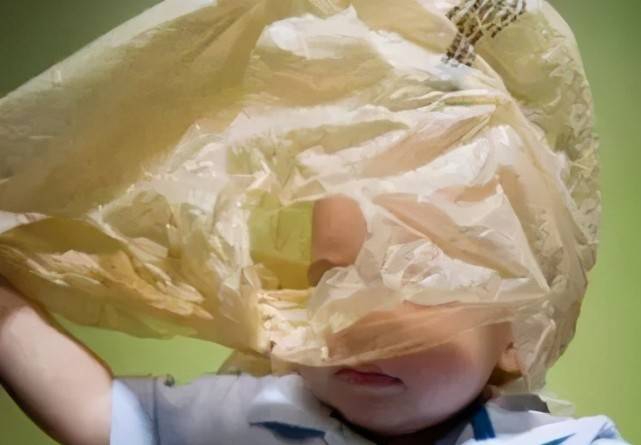 翻身不灵活的孩子使用枕头(含定型枕),翻身尚未灵活的孩子容易窒息