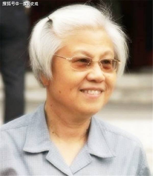 王海容,1938年出生于湖南,她的家族是一个的教育世家,爷爷王季范,在