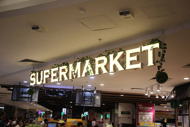 有哪些因素会影响到发光字价格