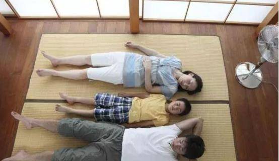 为何日本人睡觉时，不睡床而选择睡地板？导游：一切都是为了活着
