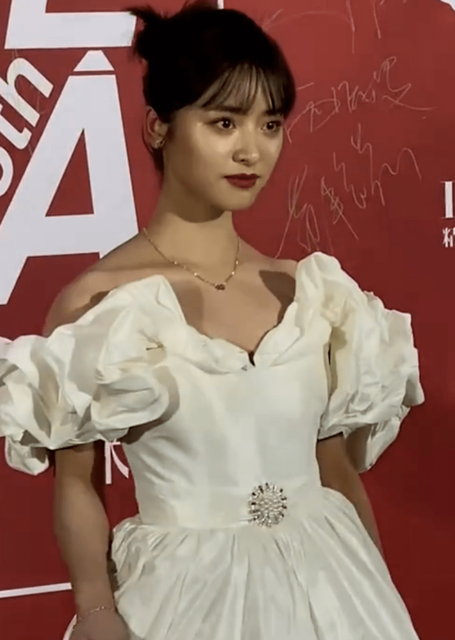 原创沈月久违亮相红毯发型老气身材依旧虐心皮肤暗黄颜值全线崩塌