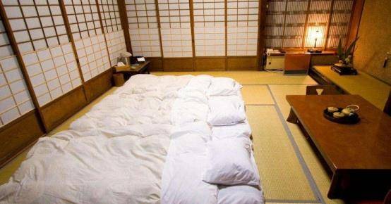 为何日本人睡觉时，不睡床而选择睡地板？导游：一切都是为了活着