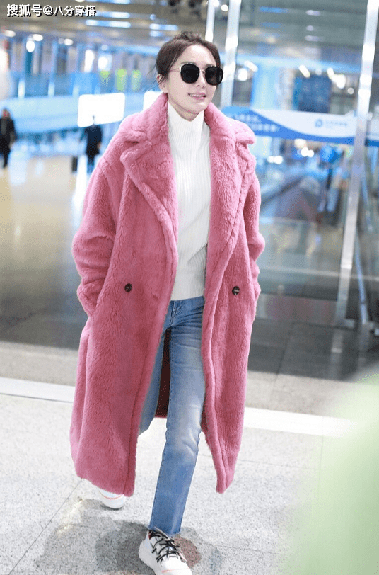 原创秦岚到底有多美?穿粉色羊羔毛大衣配阔腿裤简约甜美,潇洒温柔