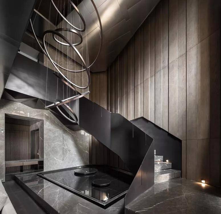 原创唐忠汉教你如何用五彩斑斓的黑玩垮甲方