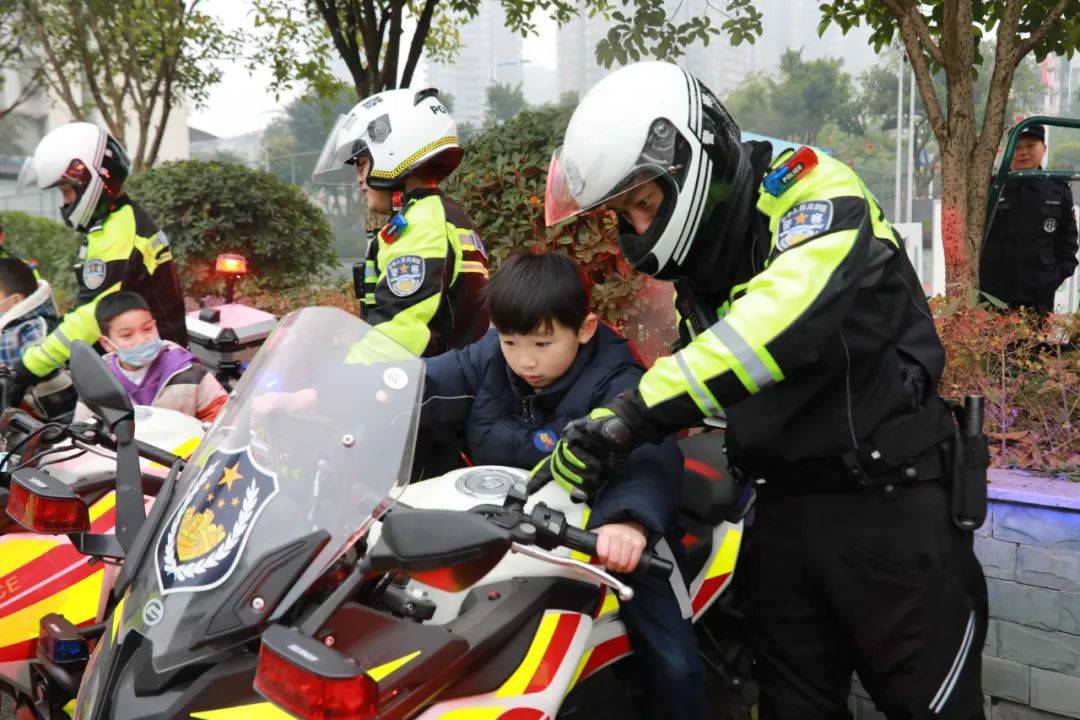 110警察节丨萌娃探警营 "警"彩不叫停 ——大手拉小手·共度警察节
