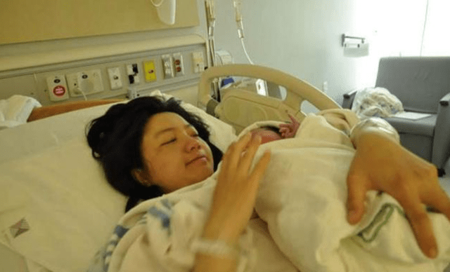原创刚出生的宝宝就双臂伸开,找妈妈要"抱抱",网友:忘喝汤了?