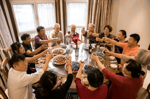 15名老人租别墅“抱团养老”，生活费AA制，一起种菜养花跳舞