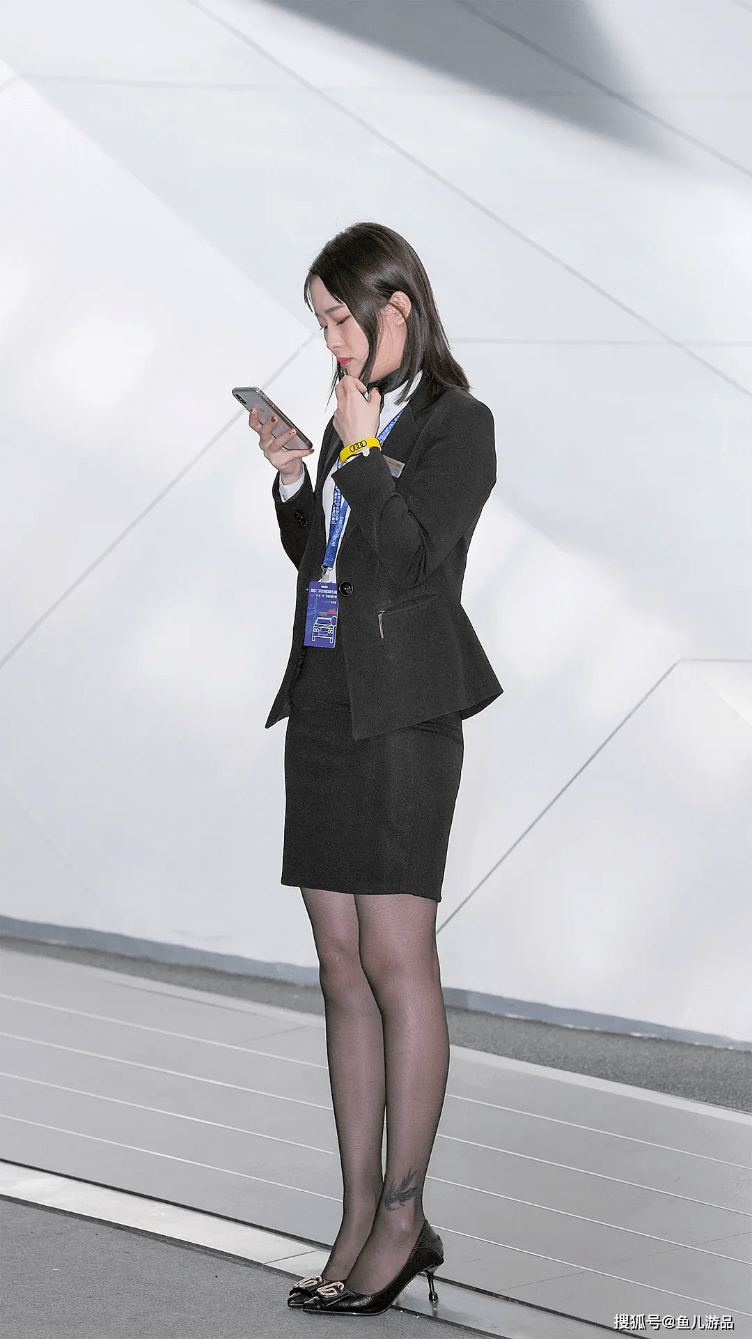 街拍职场范穿搭的小姐姐认真工作的样子优雅利落又大方