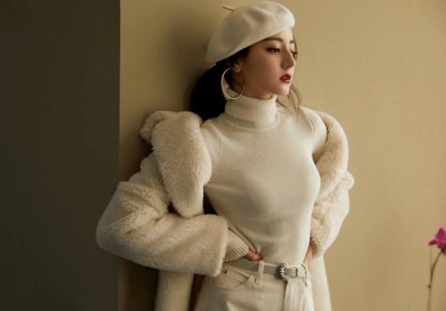 迪丽热巴身材绝了!穿白色高领紧身毛衣,轻松凹出完美曲线