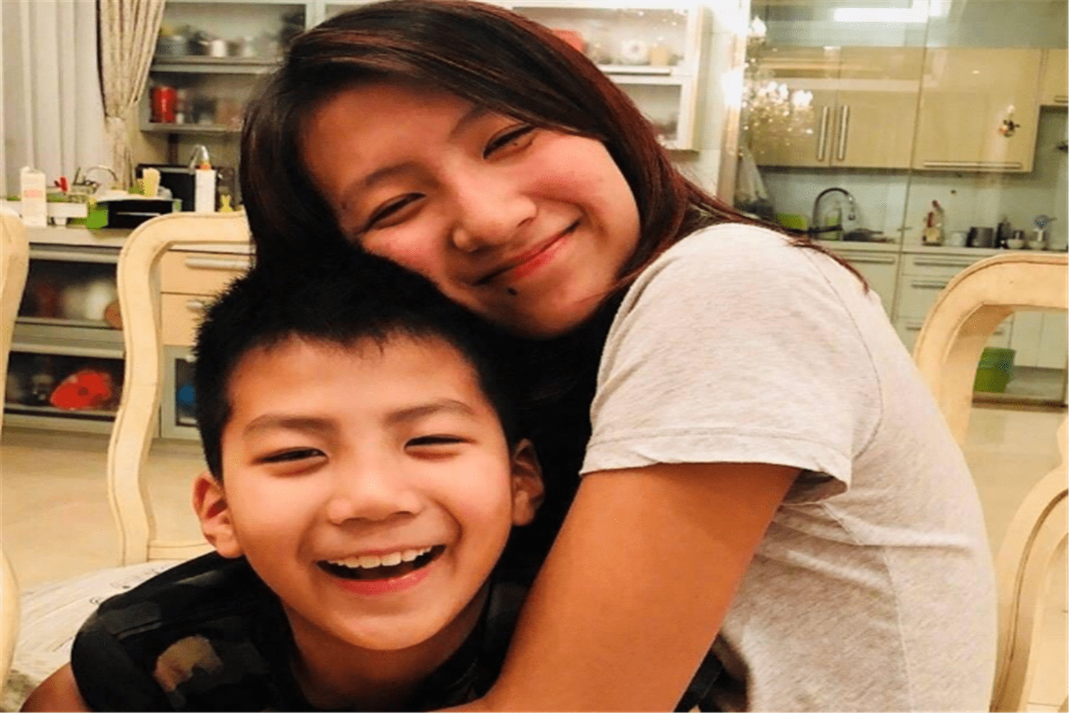 胡军女儿腿长似超模,儿子"霸道总裁范",网友:稳稳地人生赢家