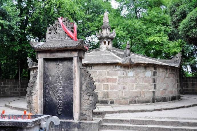 可是在三国时代,那也是一时的风云人物,这位刘表死后,曾经在墓内堆放