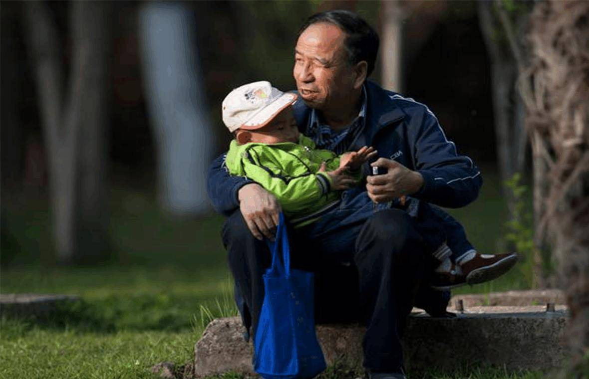 农村俗语心疼孙子烧坟纸心疼外孙把手指这种说法有道理吗