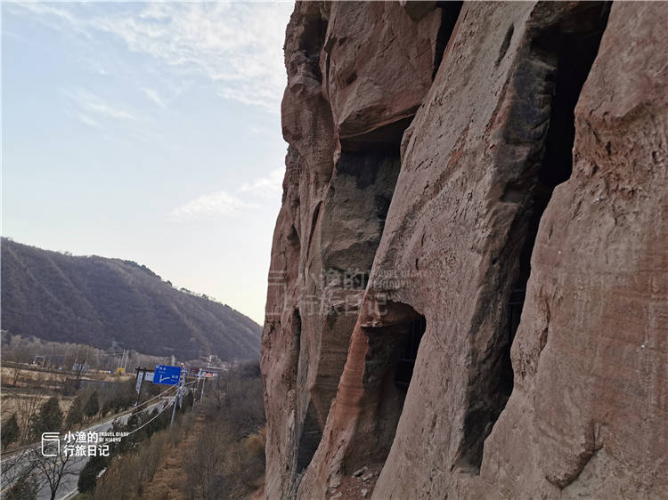 陕西关中县城，50公里的沿河石山上，全是马蜂窝状的神秘洞穴