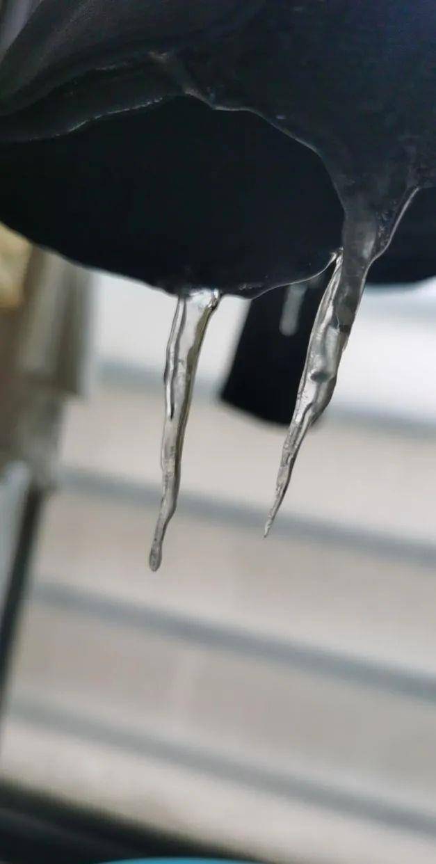 网友@夏幕:手洗衣服的结局▼网友@淡定的蛋蛋:衣服已经可以自己站立了