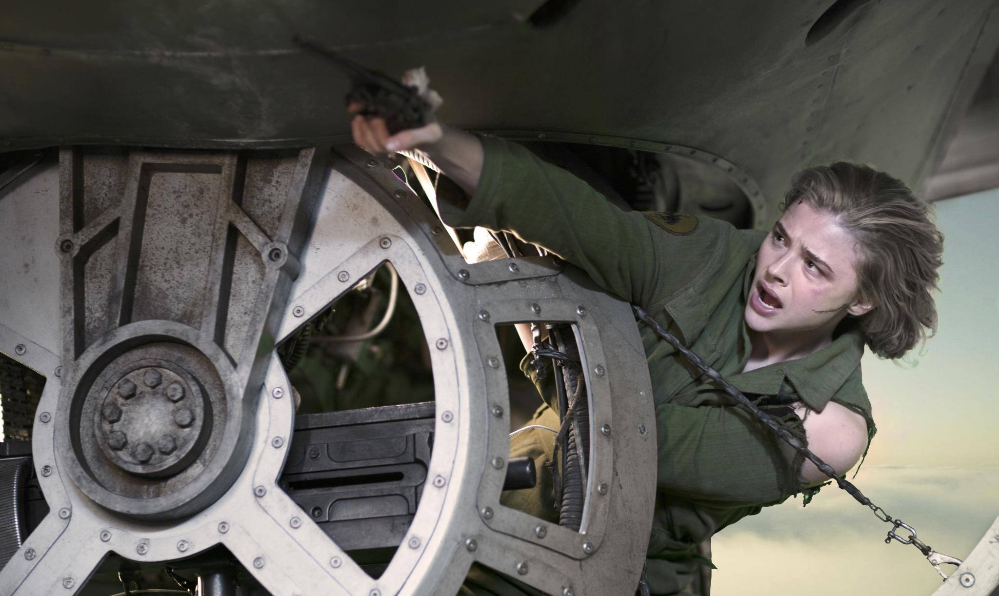 最新动作恐怖片《云中阴影》,剧情很少,但隐喻很多!