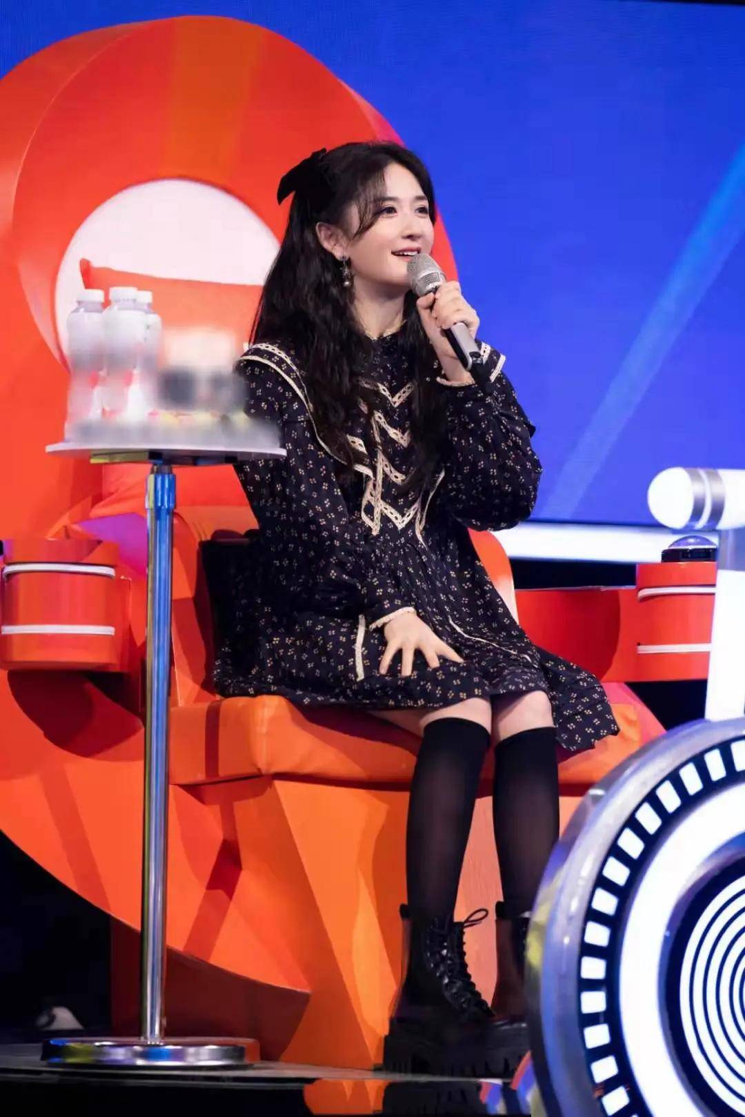 原创谢娜怀二胎以后更时髦穿马丁靴还光腿带火了孕妈妈新时尚