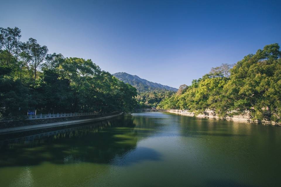 惠州既然半山半水,有水当然也有山,来到惠州的罗浮山,它是中国十大