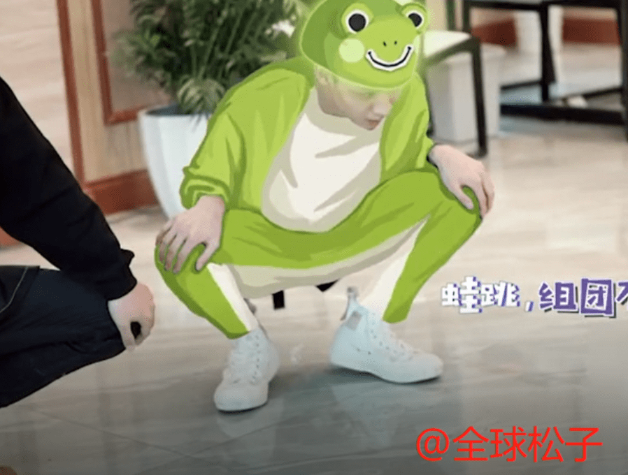 笑翻全场!秦霄贤自信满满学跳女团舞,下蹲动作被调侃像"青蛙"