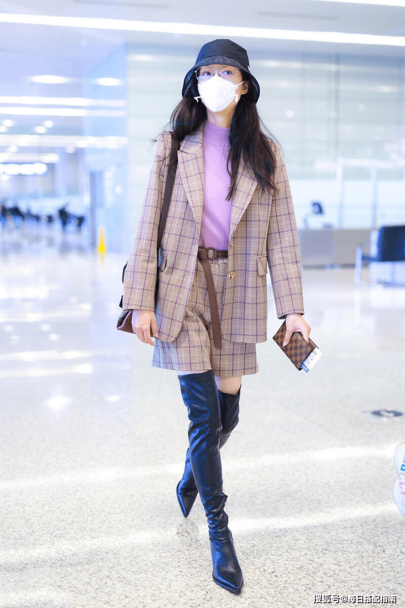 34岁的白冰气质出众,穿格纹套装高级感爆棚,橙色抹胸太抢镜_时尚