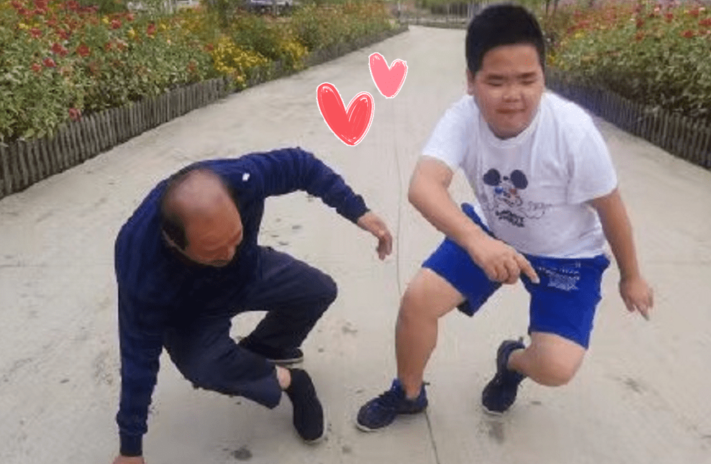 她扒拉我表情包男孩长大了17岁谢飞机成谢火箭眯眯眼没变