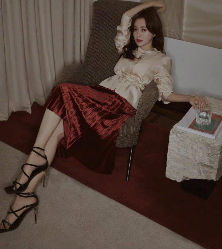 秦岚好适合姐弟恋与王鹤棣合作cp感十足知性优雅绽放成熟魅力