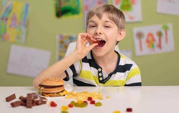 小孩吃零食中毒图片图片