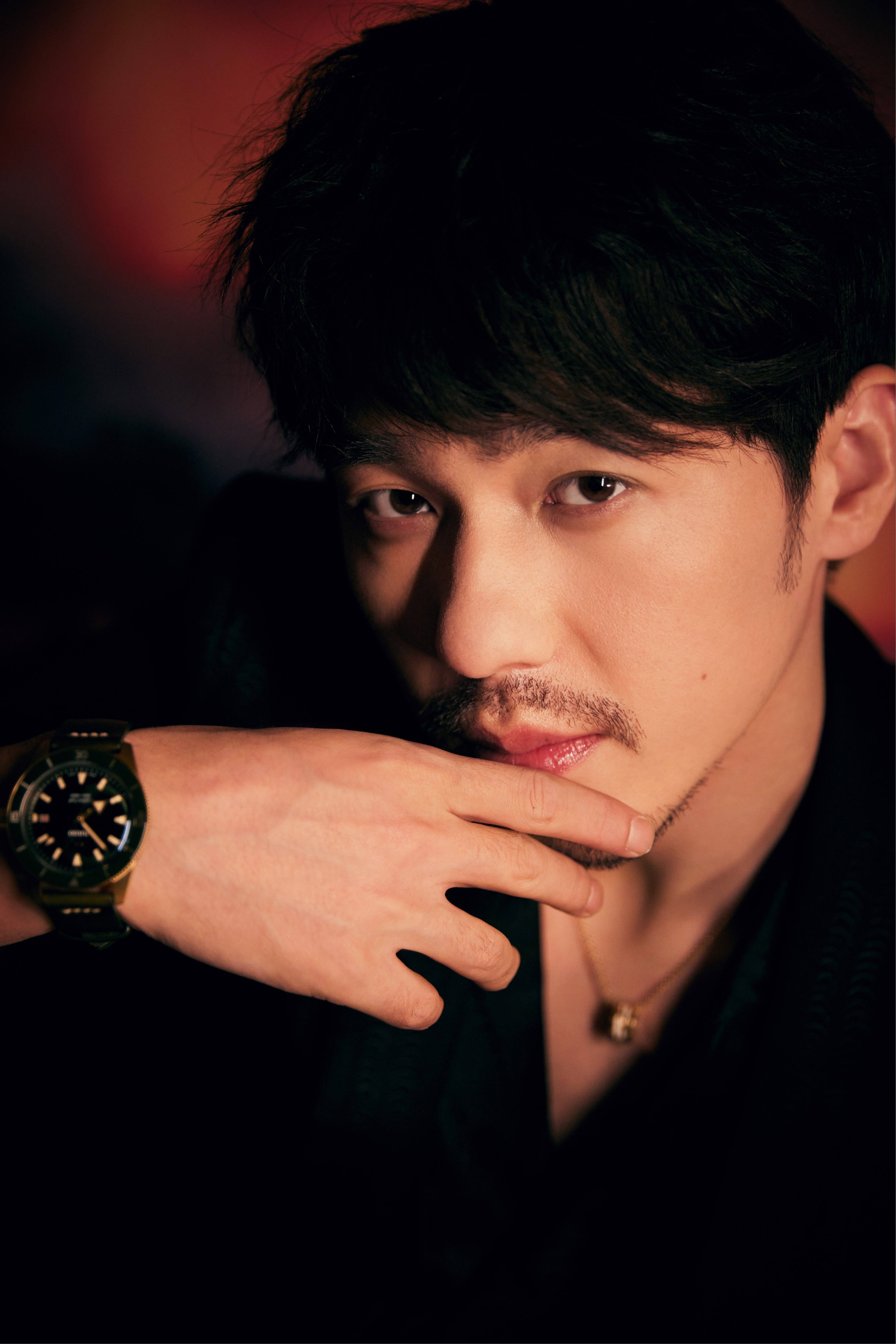 白宇亮相活动盛典荣获年度电视剧品质演员荣誉