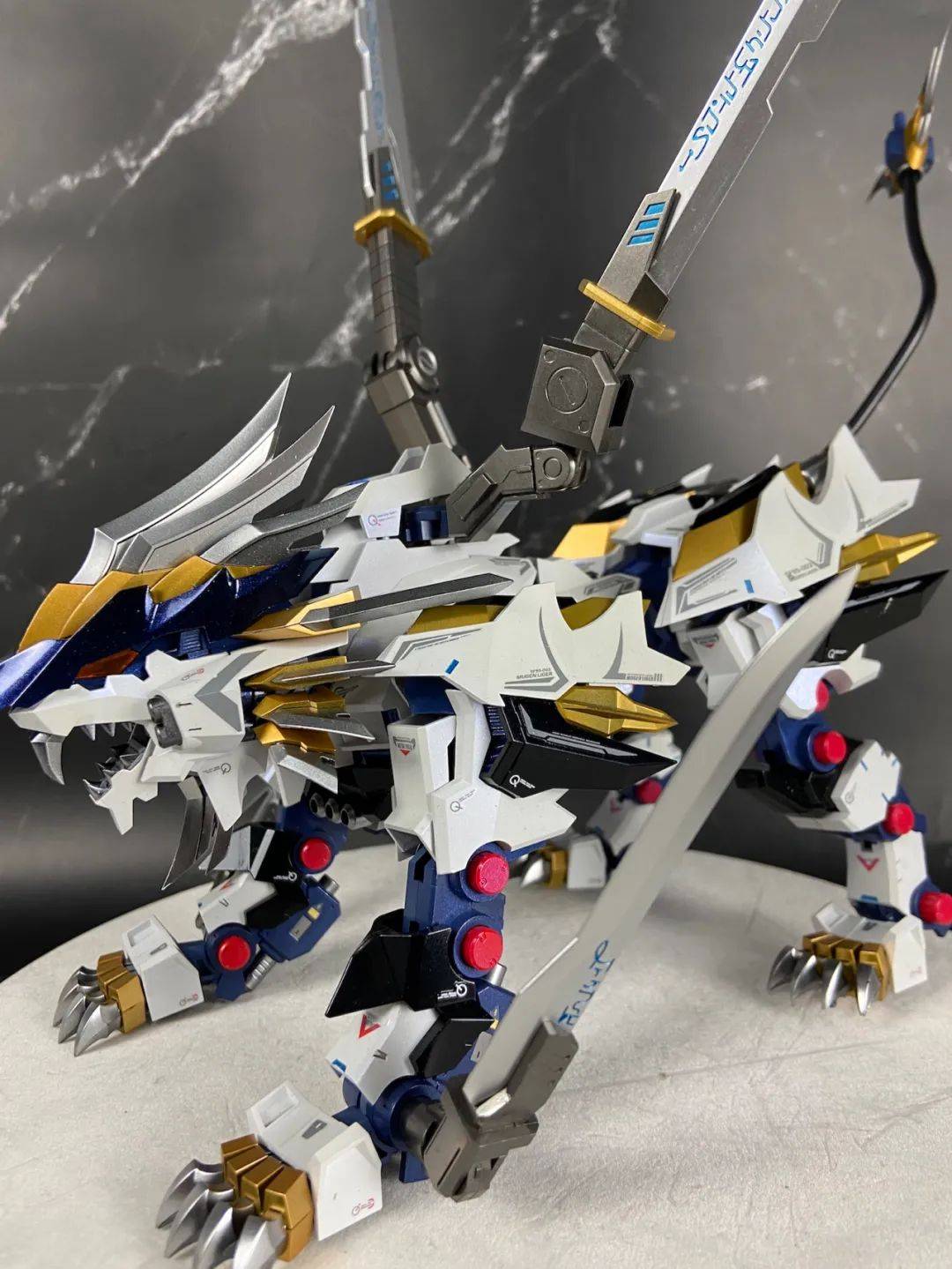 铁齿钢牙兽一只