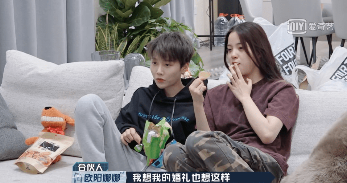 看刘雨昕和欧阳娜娜吃薯片的动作 偶像和明星的差别一目了然