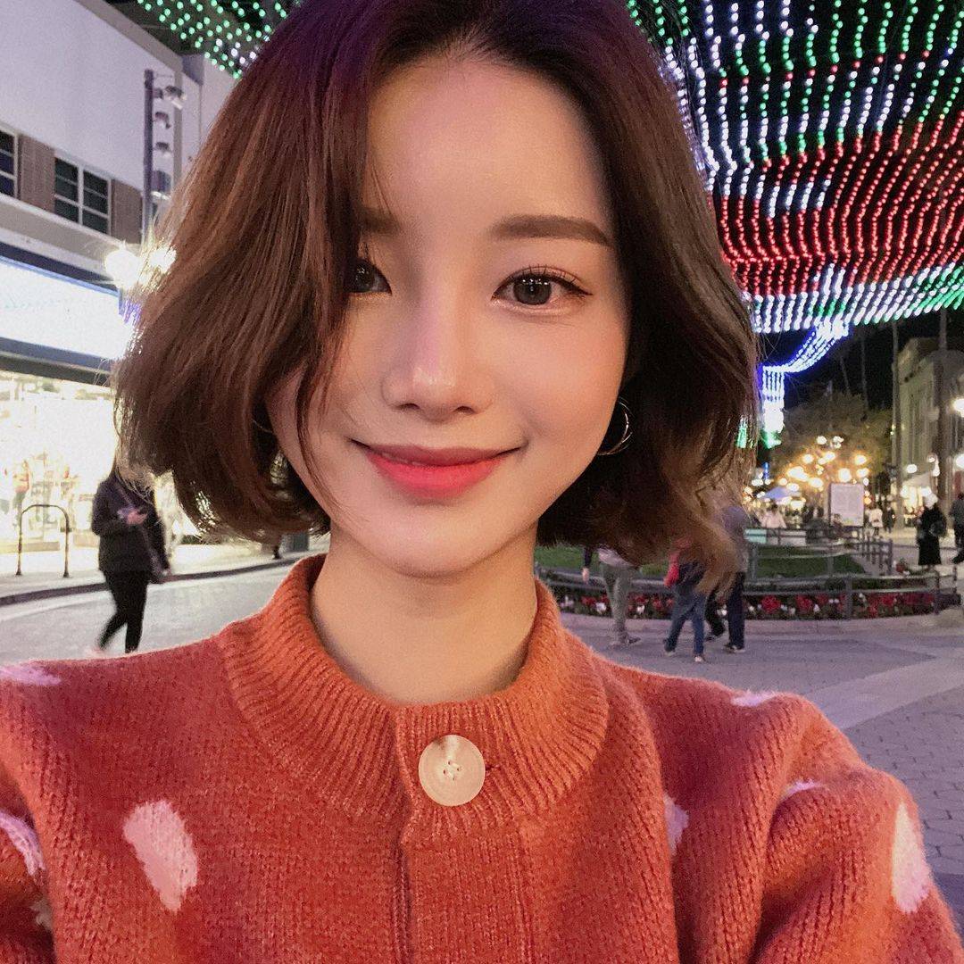 韩国女神爱笑又爱自拍气质不凡又性感