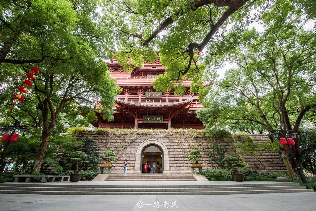 旅行来到杭州，发现山巅耸立一座城隍阁，是欣赏西湖全景的理想地