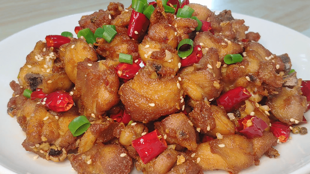 饭店的辣子鸡香酥美味,教你自己在家做,用料简单,过节宴客特棒