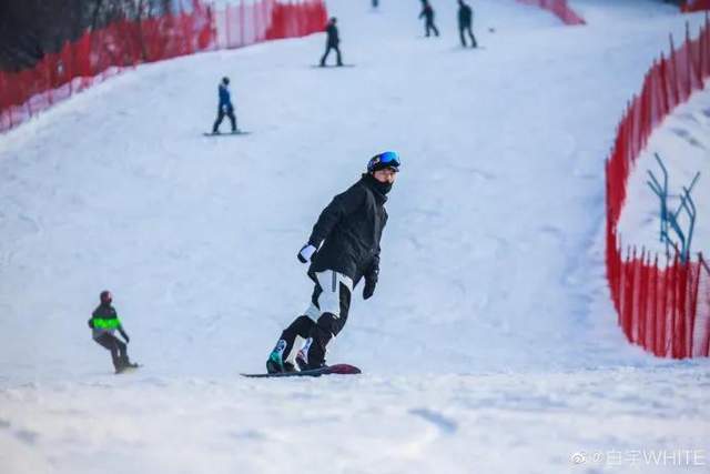 “火”上热搜！当红小生打卡西北最大滑雪场！玩的就是高级